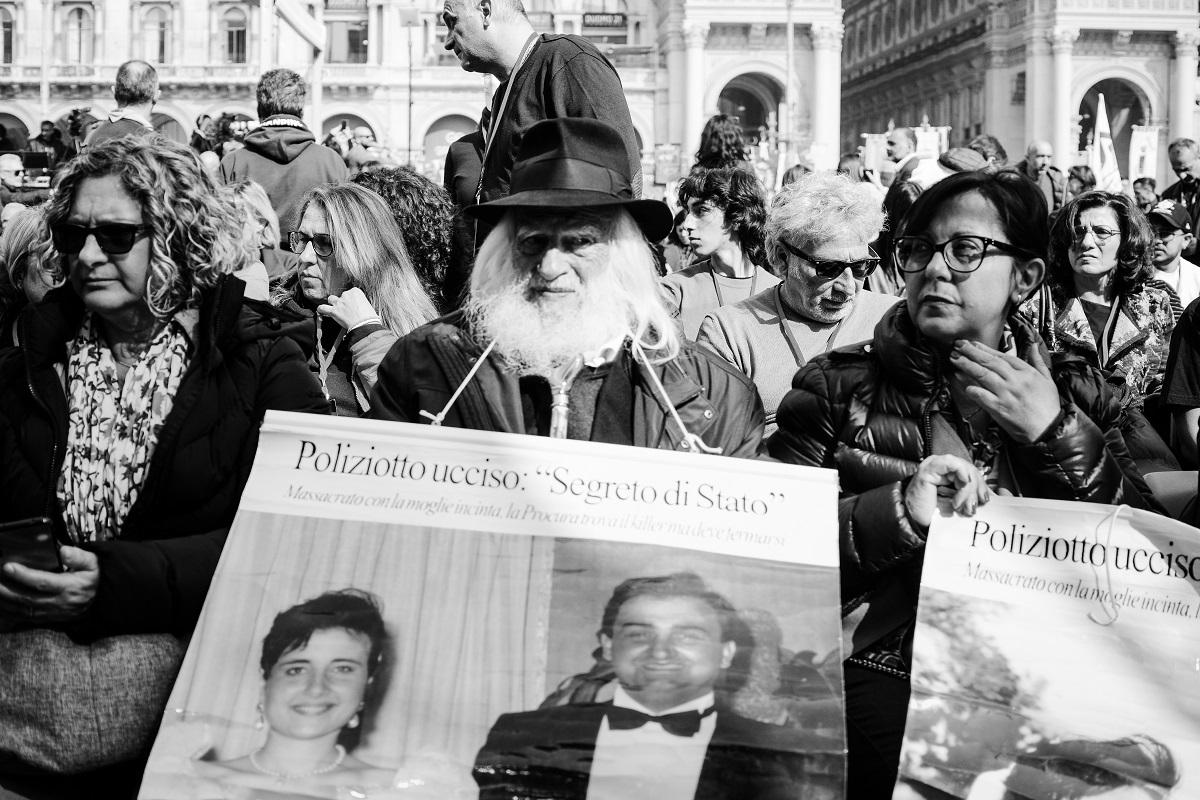 Milano, 21 maezo 2023. Vincenzo Agostino mostra la foto del figlio Nino e della nuora Ida alla manifestazione in ricordo delle vittime innocenti delle mafie (Foto di Marco Panzarella)