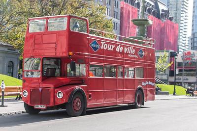  Un double-decker (caratteristico autobus a due piani) da cui inizia il viaggio del protagonista 