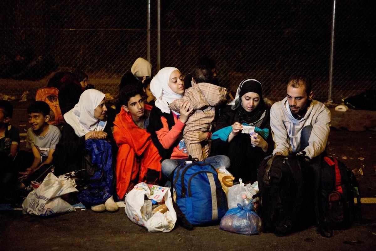 Una famiglia siriana aspetta di attraversare il confine ungherese (2015). Foto di Valerio Muscella