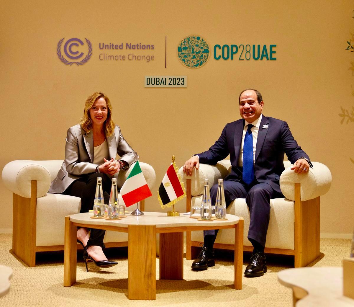 2 dicembre 2023, Dubai. La presidente del Consiglio Giorgia Meloni insieme al presidente egiziano Abdel-Fattah al-Sisi durante un incontro alla Cop28