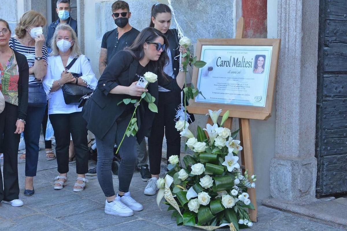 Sesto Calende, 6 giugno 2022. I funerali di Carol Maltesi, giovane donna uccisa da Davide Fontana, ammesso dai giudici a un percorso di giustizia riparativa. (Angelo Puricelli/Ansa)