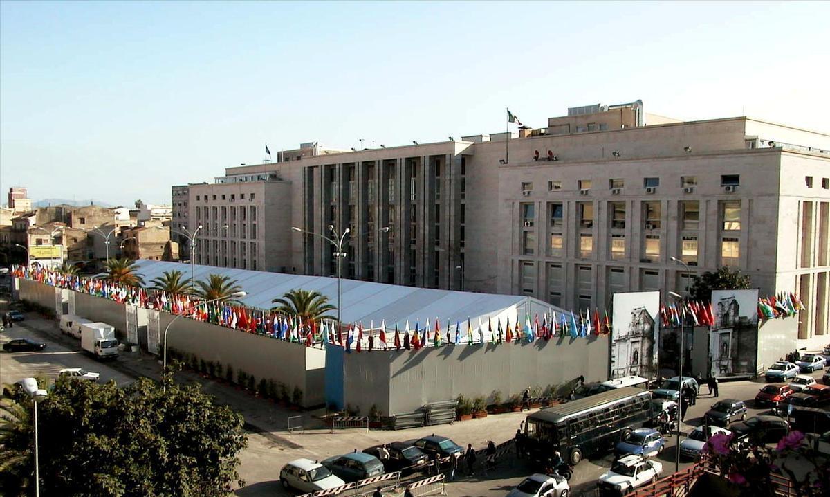 Palermo, December 2000. The court during the United Nations summit (Ansa)