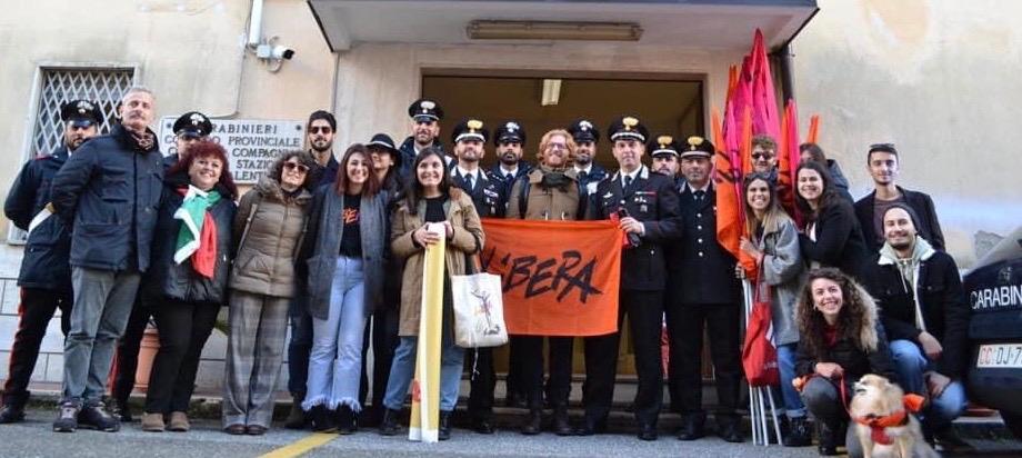 I ragazzi del coordinamento provinciale di Libera assieme al nucleo dei carabinieri di Vibo Valentia