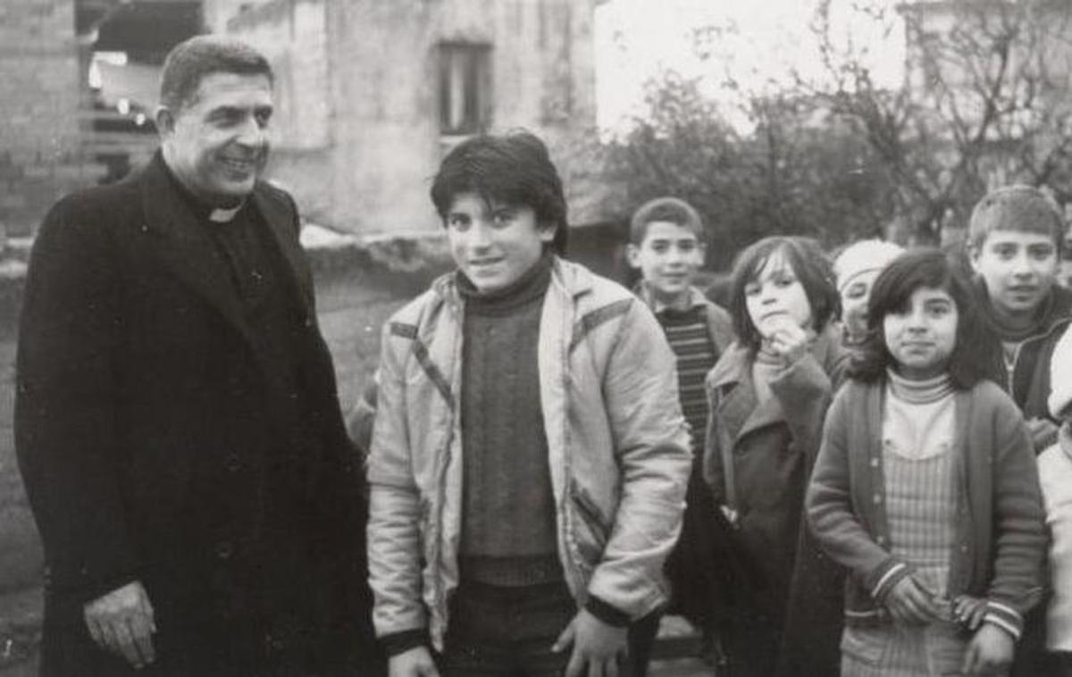 Don Italo Calabrò insieme ad alcuni giovani calabresi/Archivio Caritas