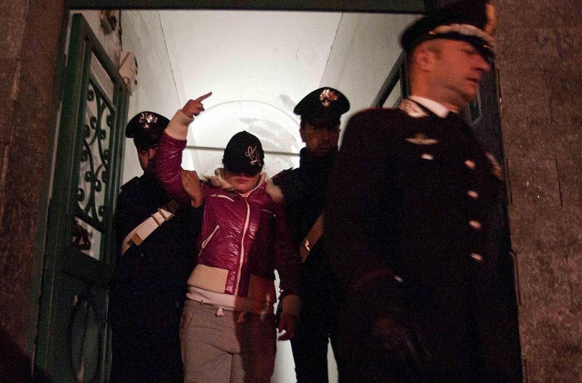 Napoli, 7 novembre 2012. I carabinieri arrestano Cira Ientile durante il blitz contro le moglie di alcuni boss di camorra. Dopo l'arresto degli uomini, le donne avevano preso le redini del clan (Ciro Fusco/Ansa)