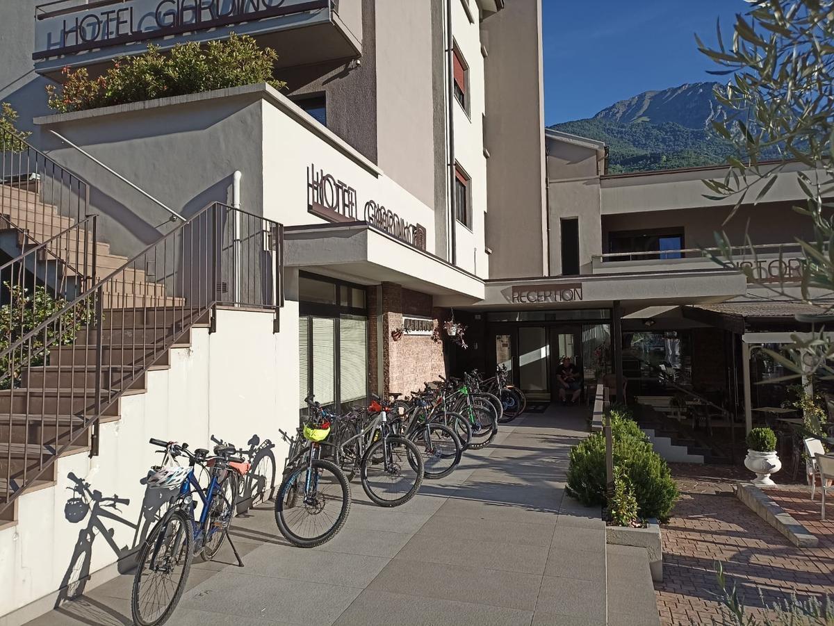 L'Eco Hotel Giardino a Breno (Val Camonica), offre ad alcuni migranti la possibilità di integrarsi nel mondo del lavoro (da Facebook)