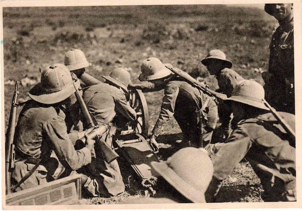 Soldati italiani analizzano tavole di tiro per l'artiglieria. Credits: Collezione cartoline Albertomos