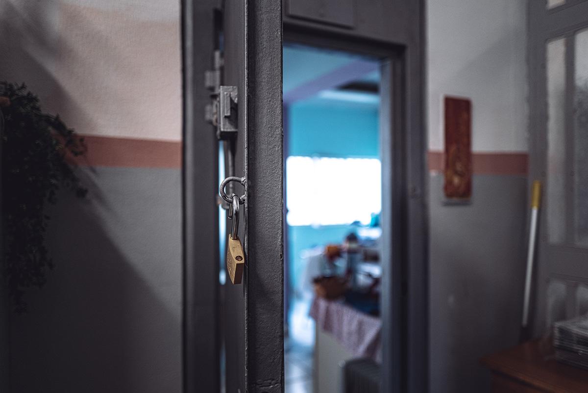 Una porta all'interno del carcere di Torino (Foto di Marco Panzarella)