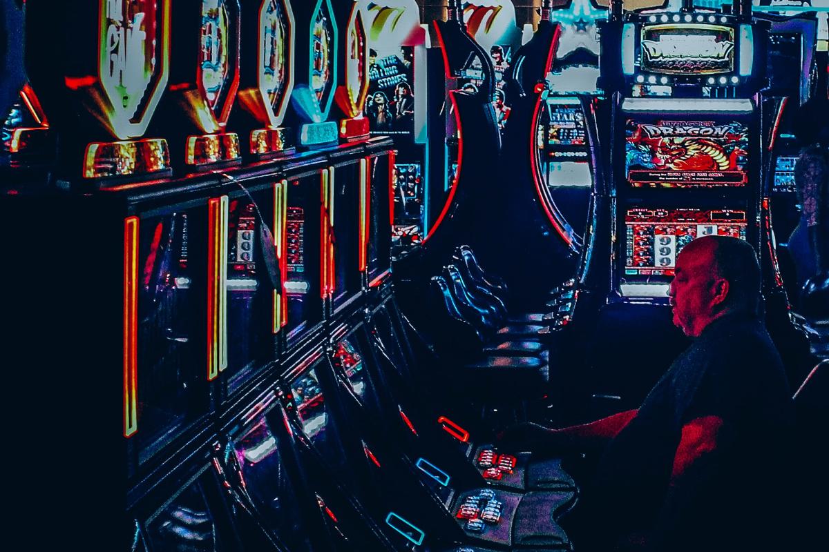 Un giocatore d'azzardo in una sala slot a Las Vegas (John Schnobrich/Unsplash)