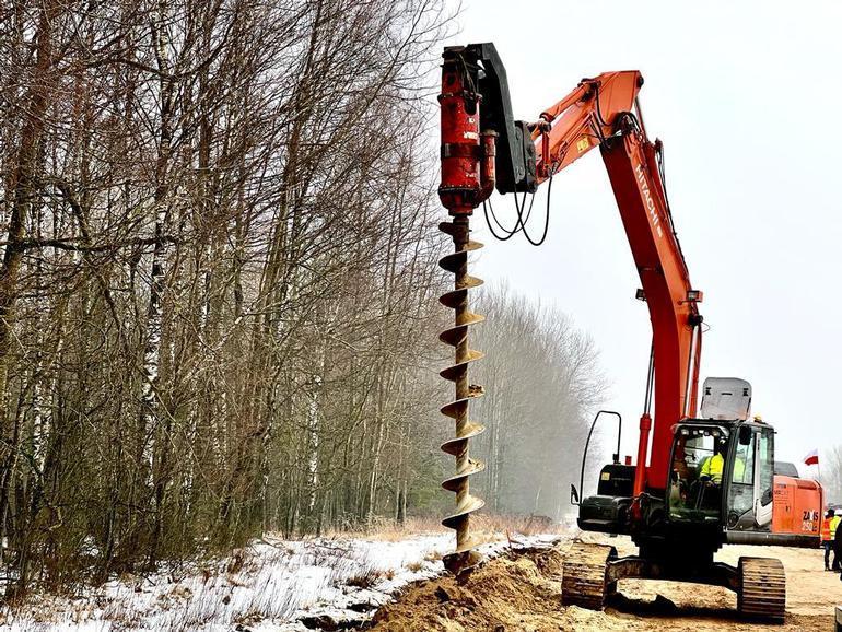L'avvio dei lavori per la costruzione del muro tra Polonia e Bielorussia. Credits: Straz Graniczna, Twitter 