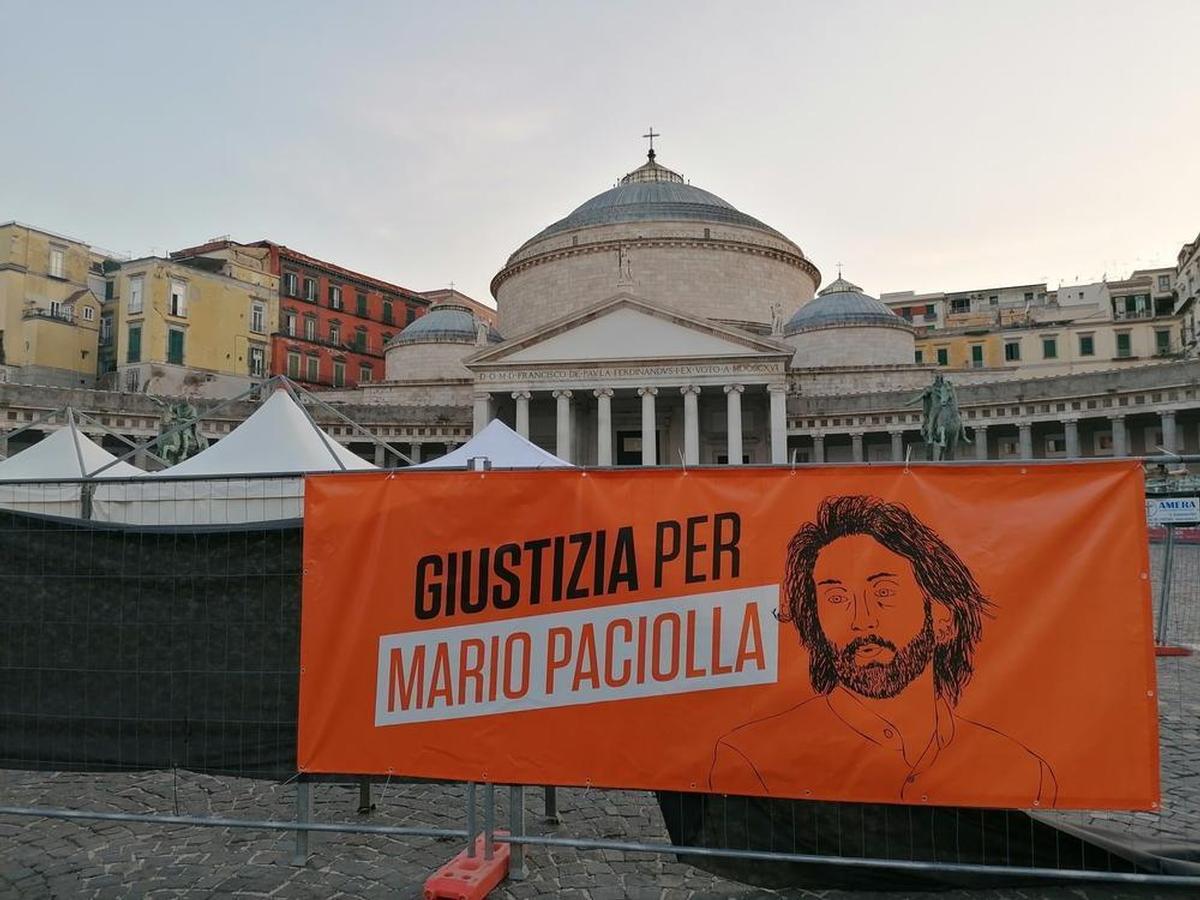 Napoli, piazza del Plebiscito. Uno striscione in ricordo di Mario Paciolla (dalla pagina Facebook - Giustizia per Mario Paciolla)