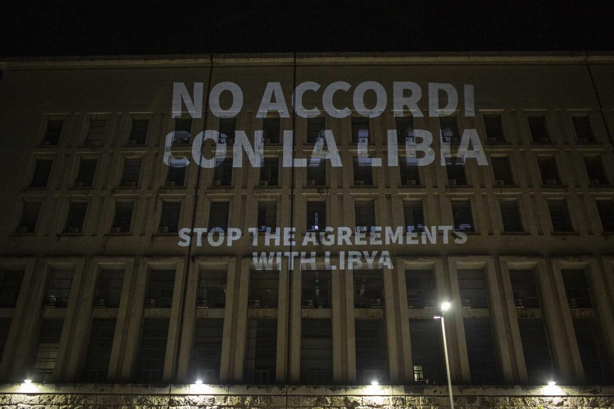 La scritta "No accordi con la Libia" proiettata sulla facciata della Farnesina. Credits: Sea-Watch/Valerio Muscella 
