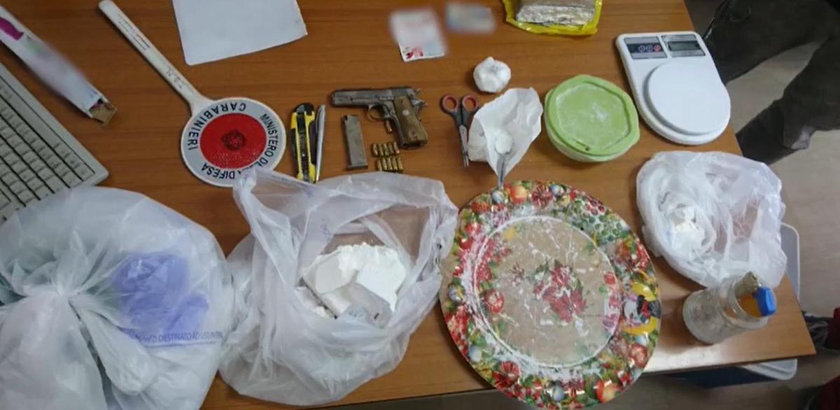 Cocaina e soldi, materiali sequestrati dai carabinieri nel corso dell'operazione "Game over" contro i clan di Foggia