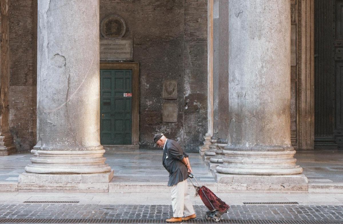 Un uomo cammina davanti al Pantheon a Roma (Foto di Martin Pachy da Pexels)