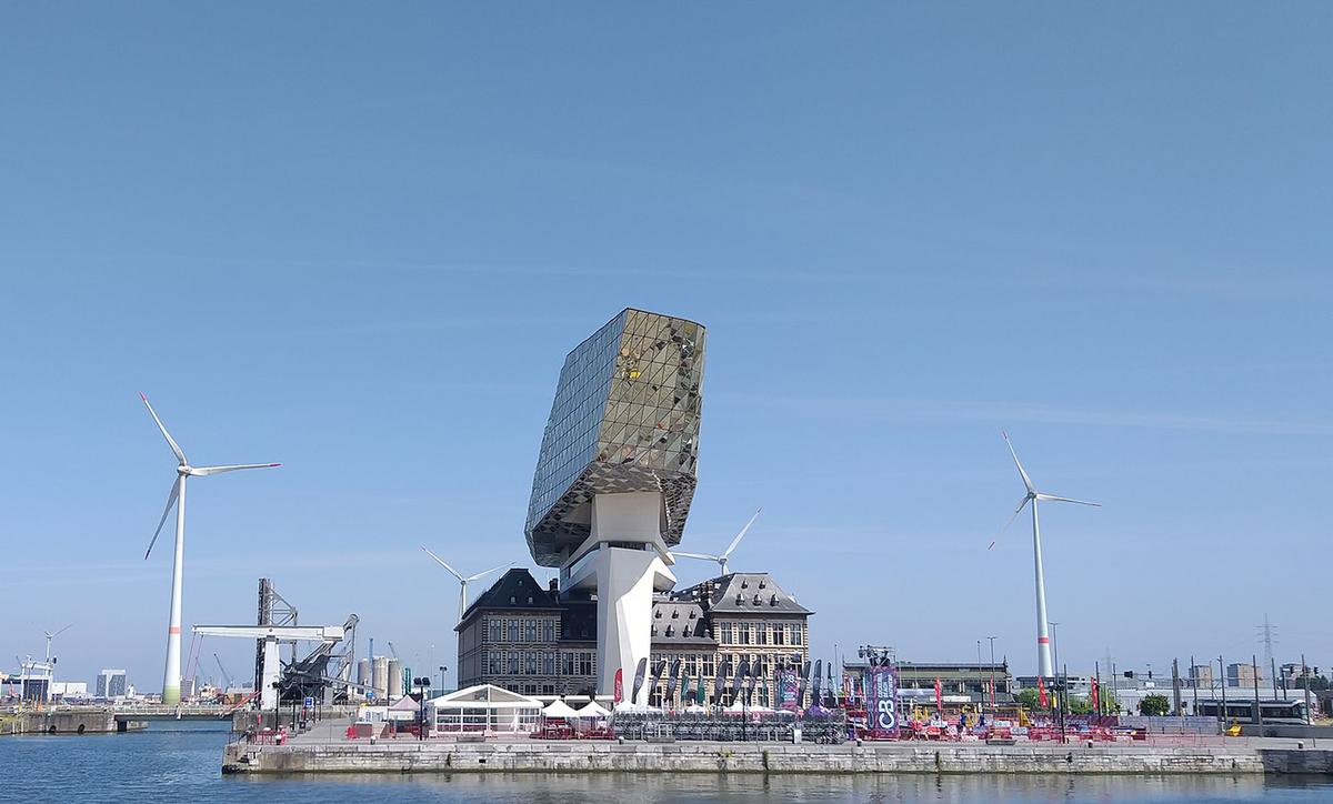 La Port House, sede dell'autorità  portuale di Anversa, progettata dall'archistar Zaha Hadid (Foto A. Giambartolomei)