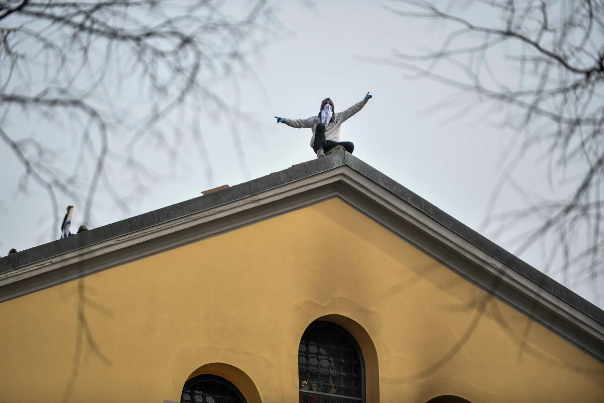 Un detenuto protesta sul tetto del carcere di San Vittore a Milano il 9 marzo scorso (© Claudio Furlan - LaPresse)