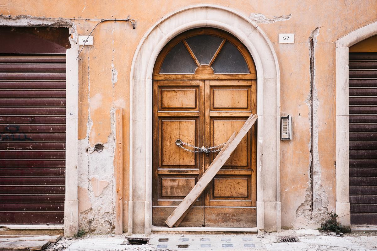La porta chiusa di un edificio del centro storico de L'Aquila gravemente danneggiato dal terremoto