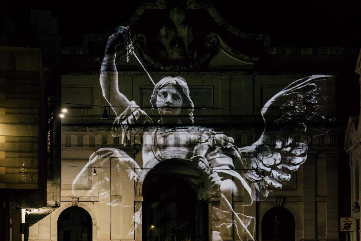 Piazza del Popolo, Roma. San Michele arcangelo proiettato sulla porta Flaminia (Gabriella Clare Marino/Unsplash)