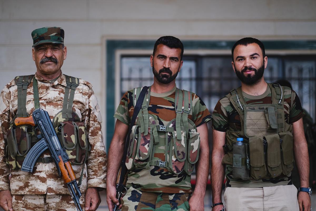 Un gruppo di soldati peshmerga ezidi nella loro base sui monti Sinjar, sotto il comando di Qasim Shesho. Foto di Levi Clancy/Wikimedia