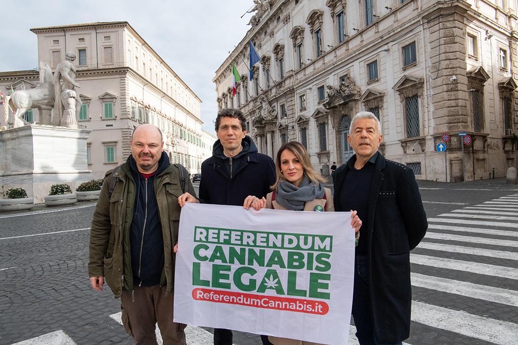 Roma, 16 febbraio, i sostenitori del Referendum Cannabis legale davanti alla Corte costituzionale (Maurizio Brambatti/Ansa)