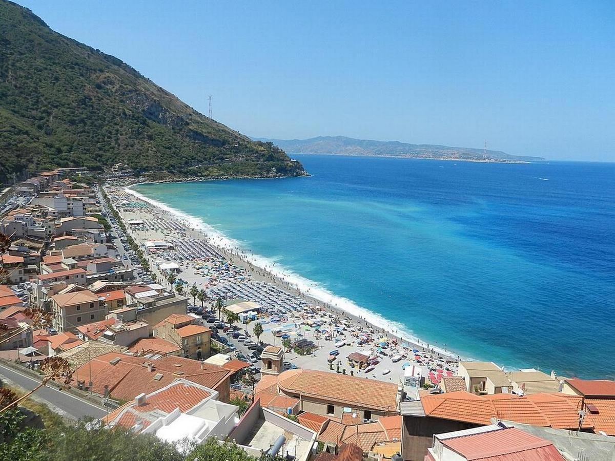 La veduta sulla spiaggia di Scilla (Reggio Calabria) e sullo stretto di Messina (Wikimedia)