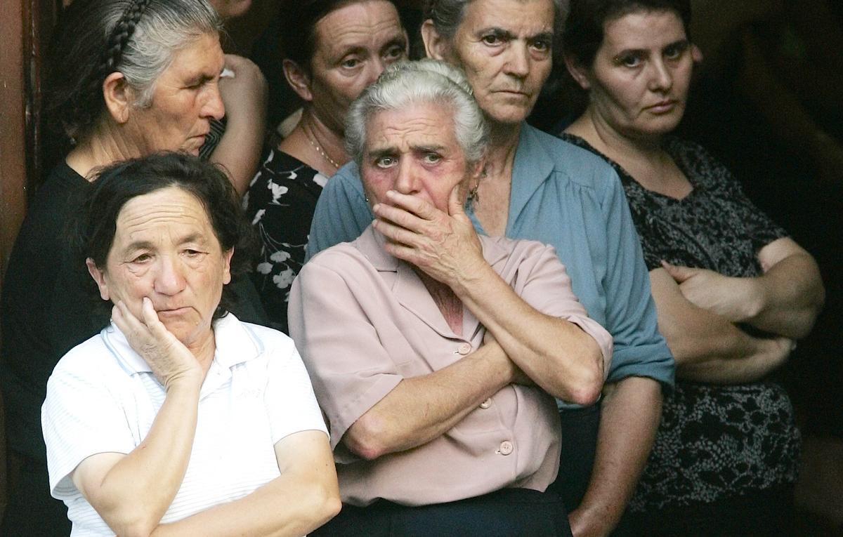 2007, San Luca. A group of women wait in the church for the coffins of Francesco Giorgi, Sebastiano Strangio and Marco Marmo, three of the victims of the Duisburg massacre in Germany (P. Cito/Ansa)