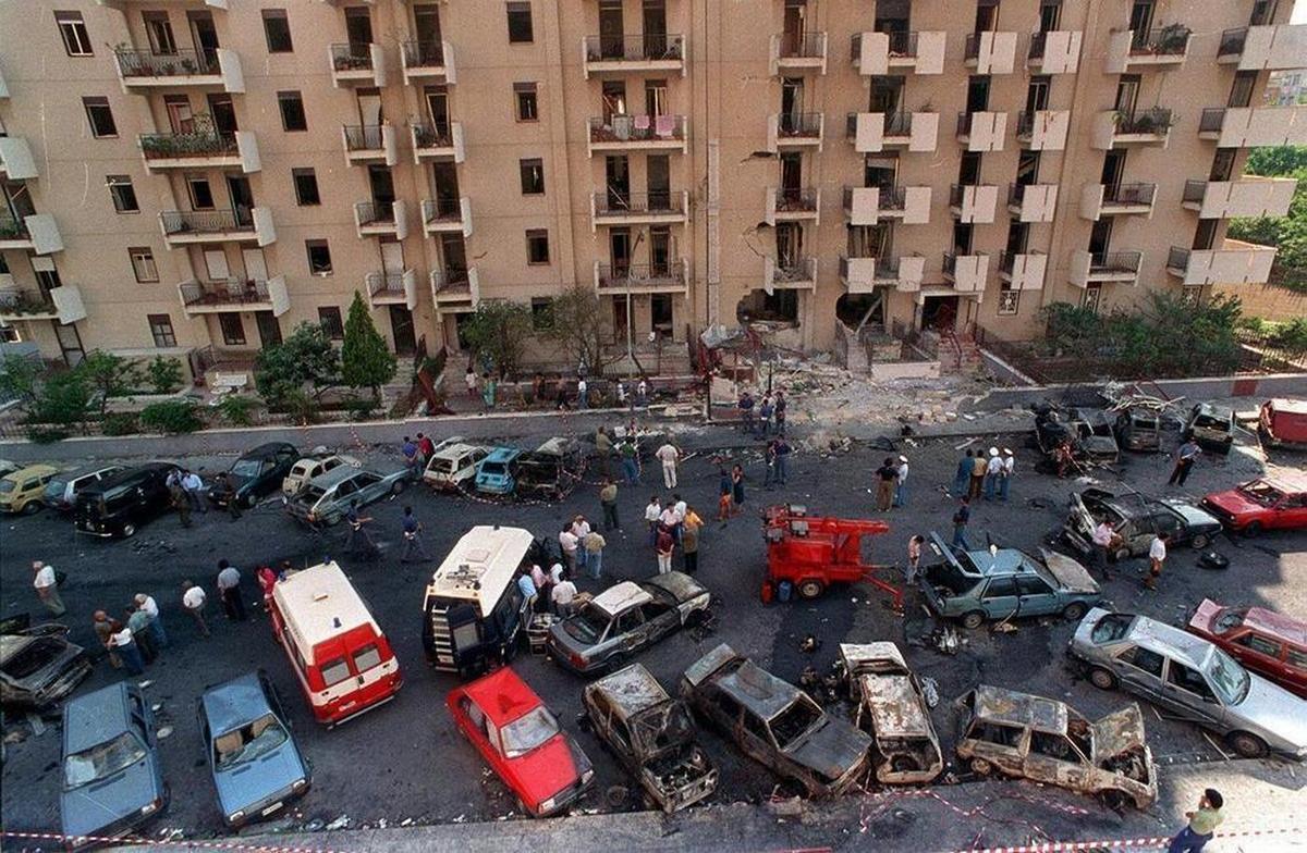 19 luglio 1992, in via D'Amelio, a Palermo, un'auto imbottita di esplosivo esplode all'arrivo del procuratore aggiunto Paolo Borsellino e della sua scorta (Foto Wikipedia=
