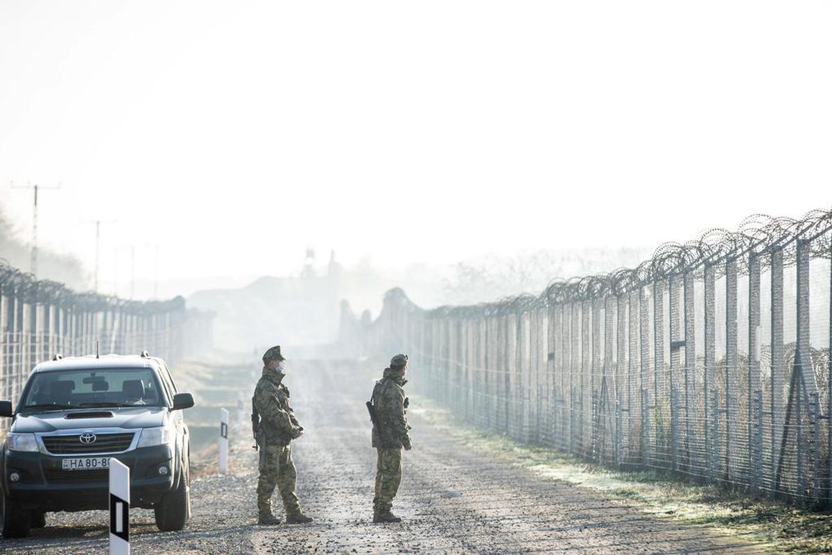 18 novembre 2020. confine serbo-ungherese. I militari di Budapest pattugliano la frontiera a Hercegszanto (T.Rosta/Epa)
