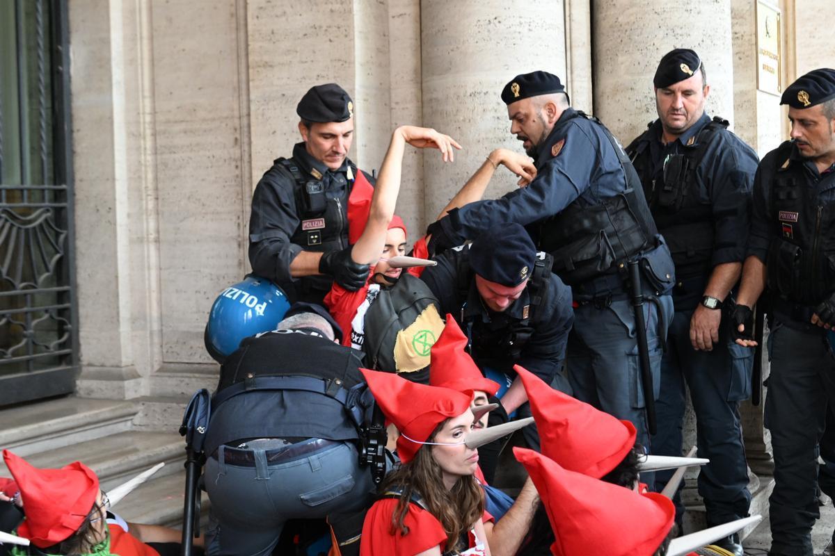 Azione di Extinction Rebellion davanti al Ministero delle infrastrutture e dei trasporti. Roma, ottobre 2023. Foto: Xr Italia