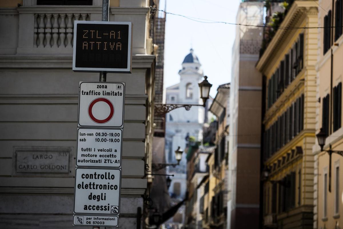 Rome, July 2019. The ZTL gate in Via del Corso (Angelo Carconi/Ansa)