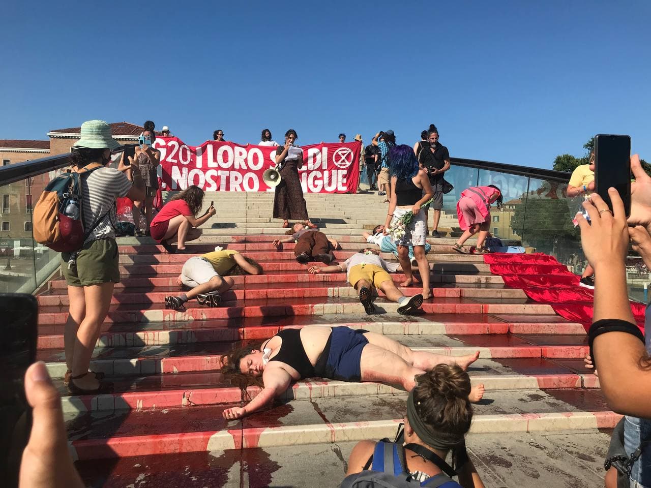 L'iniziativa di Xr sul ponte di Calatrava sotto lo striscione "I loro soldi, il nostro sangue"