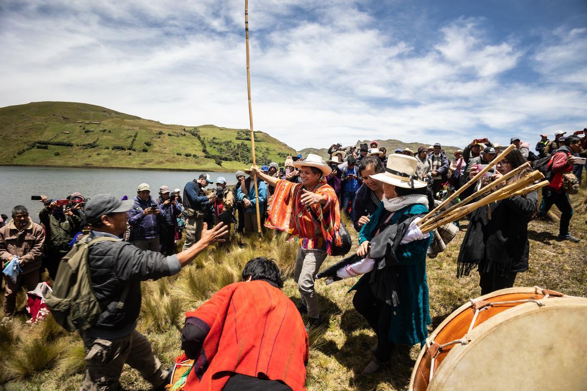 Gruppi di manifestanti nella Laguna El Perol, area di proprietà dell'impresa mineraria Yanacocha