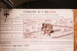Un cartello di cantiere post sisma nel centro storico de L'Aquila