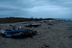 Porzione della spiaggia di Steccato di Cutro con i resti dell'imbarcazione naufragata al largo della costa. Foto di Valeria Ferraro